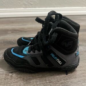 Nearfall wrestling shoes